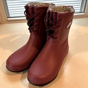 BOGS winter boots Youth size 7
